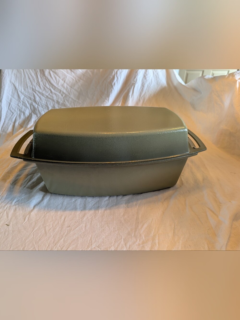 2/100$ Vintage Olive Green metal Dutch oven Bakeware